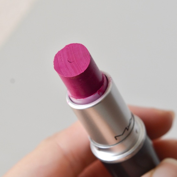 MAC Cosmetics Lipstick *FLAT OUT FABULOUS* Dark fuchsia - Picture 2 of 8